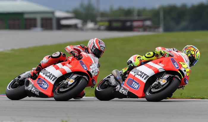 Valentino Rossi, Nicky Hayden, Brno MotoGP action race photo