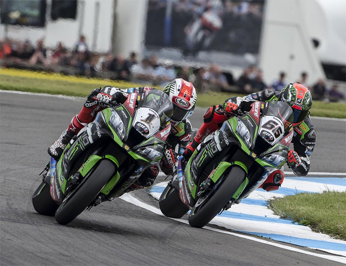 Jonthan Rea, Tom Sykes, race action Donnington